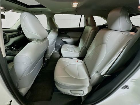 Used 2022 Toyota Highlander XLE FWD image 21