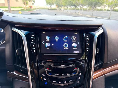 Used 2018 Cadillac Escalade Luxury RWD image 22