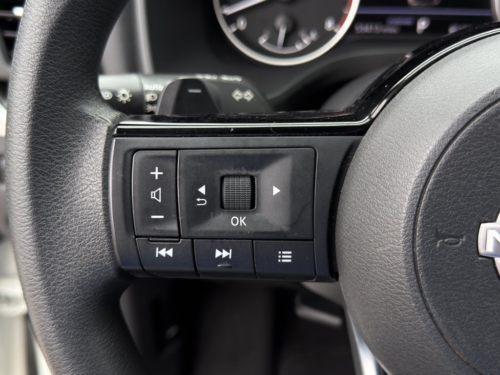 Used 2023 Nissan Rogue SV FWD image 13