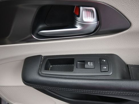 Used 2017 Chrysler Pacifica Platinum image 13