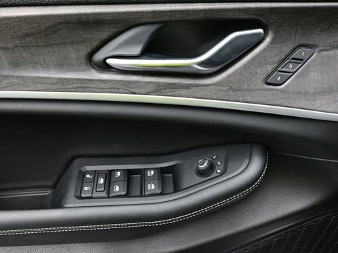 Used 2025 Jeep Grand Cherokee L Limited w/ Luxury Tech Group II image 17