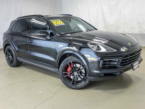 Used 2022 Porsche Cayenne Platinum Edition AWD/4WD image 2