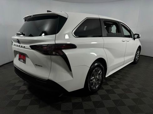 Used 2024 Toyota Sienna LE image 8