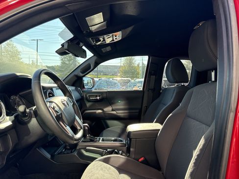 Used 2018 Toyota Tacoma TRD Off-Road w/ Technology Package AWD/4WD image 9