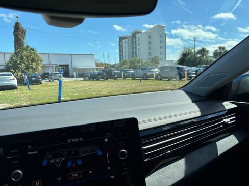 Used 2025 Volkswagen Jetta SE image 34