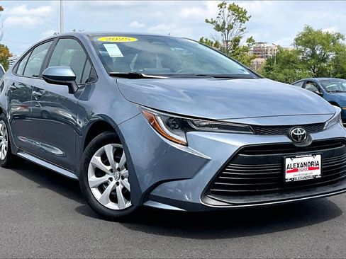 Used 2025 Toyota Corolla LE FWD image 2