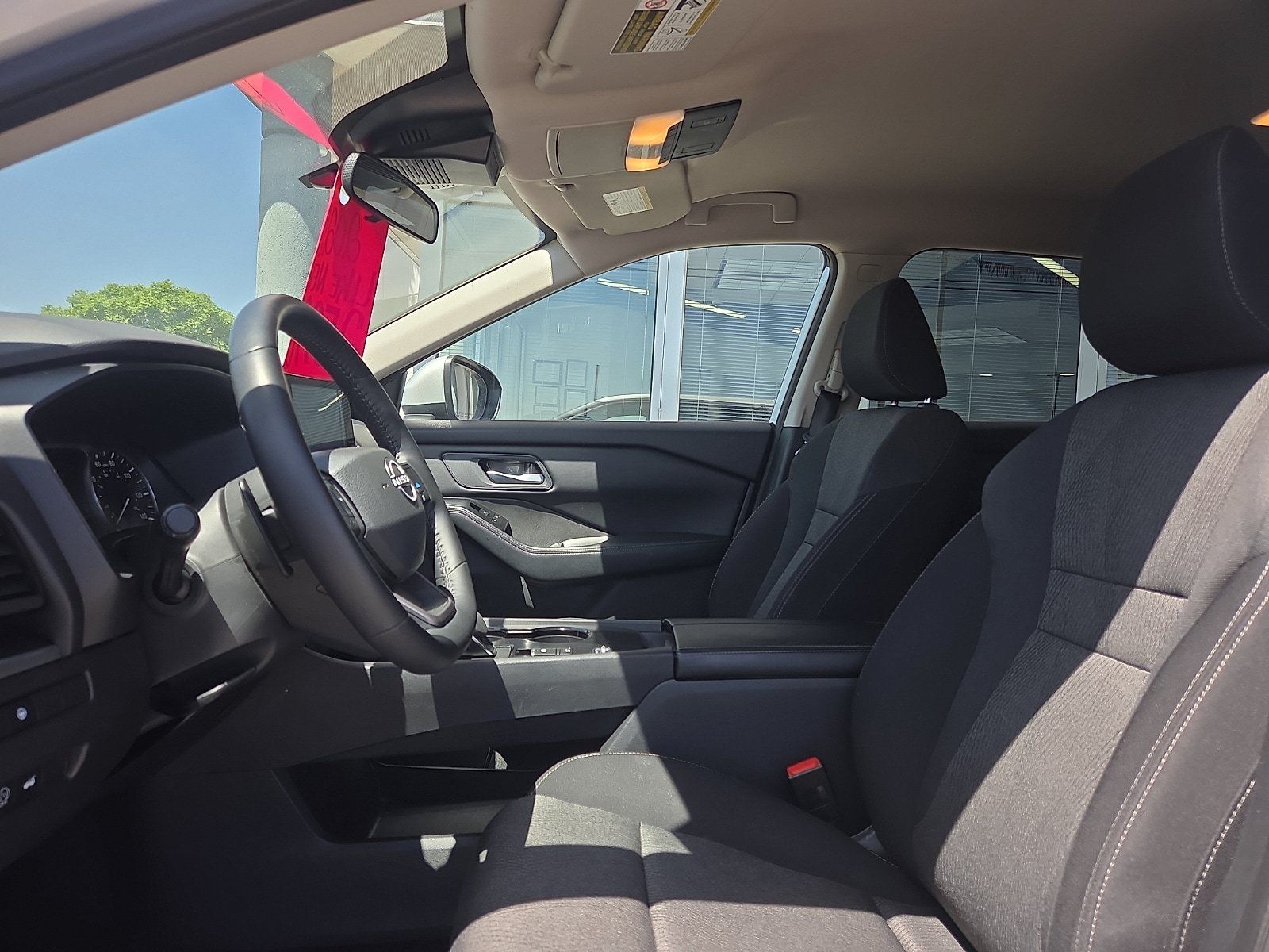 Used 2025 Nissan Rogue SV FWD image 9