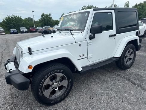 Used 2017 Jeep Wrangler Sahara w/ Connectivity Group AWD/4WD image 4