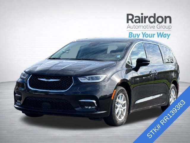 Used 2024 Chrysler Pacifica Touring-L FWD image 3