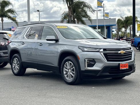 Used 2023 Chevrolet Traverse LT FWD image 3