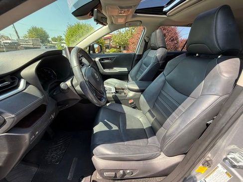 Used 2019 Toyota RAV4 Limited image 18