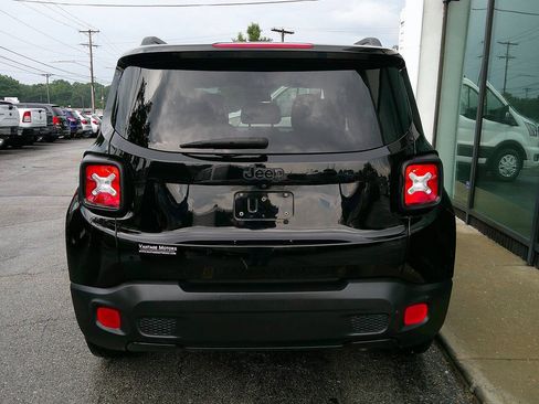 Used 2017 Jeep Renegade Altitude FWD image 5