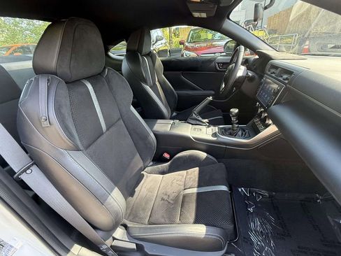 Used 2023 Toyota GR86 Premium w/ ALL Weather Mat Package (TMS) RWD image 9