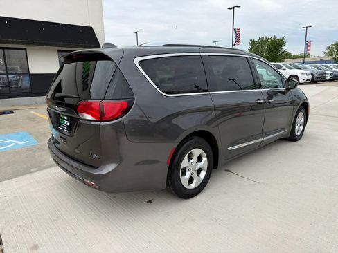 Used 2017 Chrysler Pacifica Touring-L Plus FWD image 16