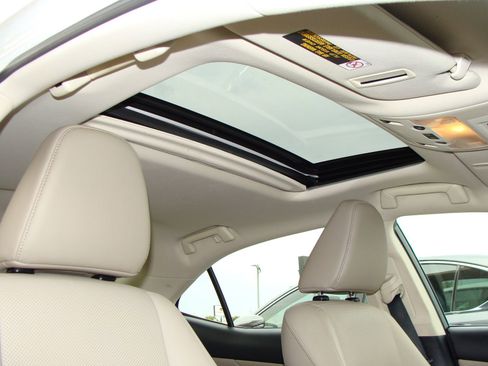 Used 2017 Lexus IS 300 AWD image 13