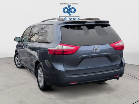 Used 2015 Toyota Sienna LE image 4