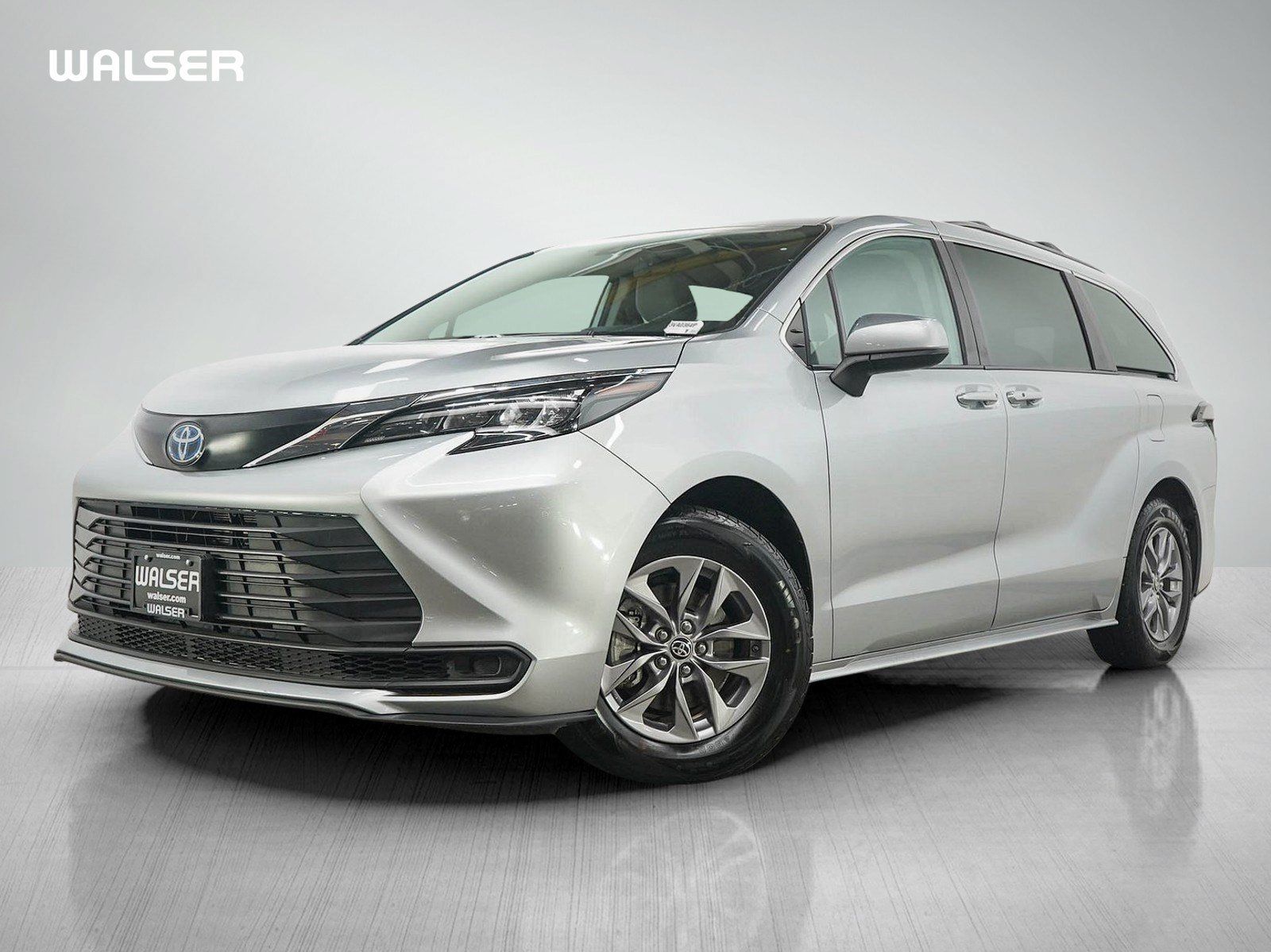 Used 2024 Toyota Sienna LE FWD image 1