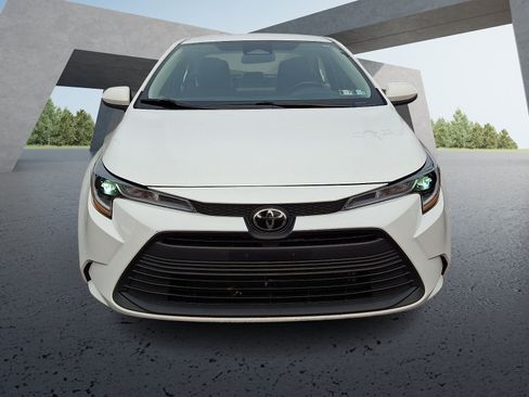 Used 2024 Toyota Corolla LE FWD image 2