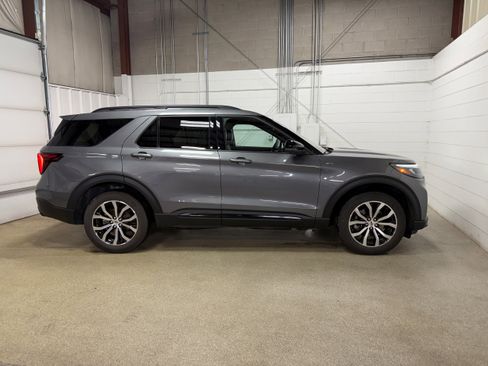 Certified 2025 Ford Explorer ST-Line AWD/4WD image 7