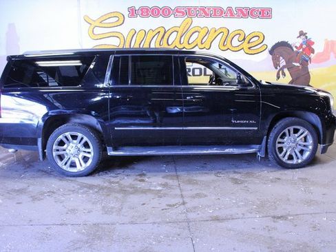 Used 2017 GMC Yukon XL SLT image 1