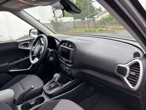 Used 2025 Kia Soul LX w/ LX Technology Package FWD image 33