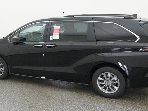 New 2026 Toyota Sienna XLE FWD image 7
