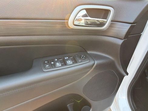 Used 2021 Jeep Grand Cherokee Laredo X RWD image 16