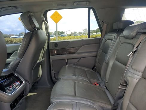 Used 2019 Lincoln Navigator Select image 11