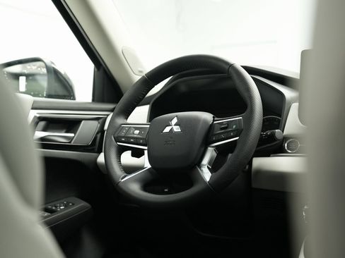 New 2025 Mitsubishi Outlander SE image 31