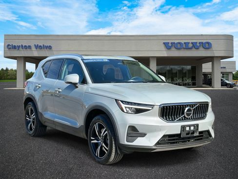 Certified 2025 Volvo XC40 B5 Core image 1