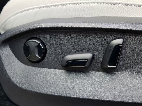 New 2026 Volkswagen Taos SE AWD/4WD image 19