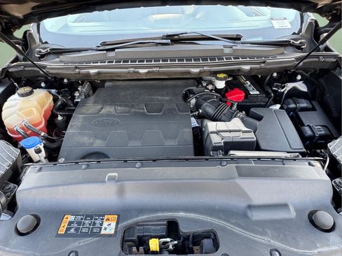 Used 2018 Ford Edge Titanium w/ Equipment Group 301A AWD/4WD image 12