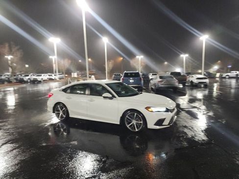 Used 2023 Honda Civic Touring image 3