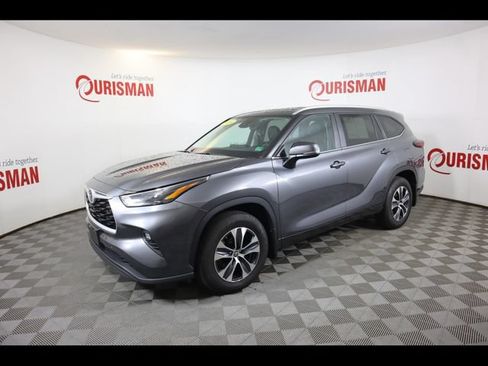 Used 2024 Toyota Highlander XLE AWD/4WD image 6