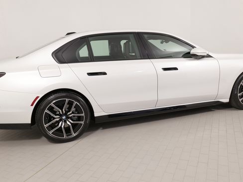 Used 2024 BMW 740i xDrive w/ Premium Package image 10