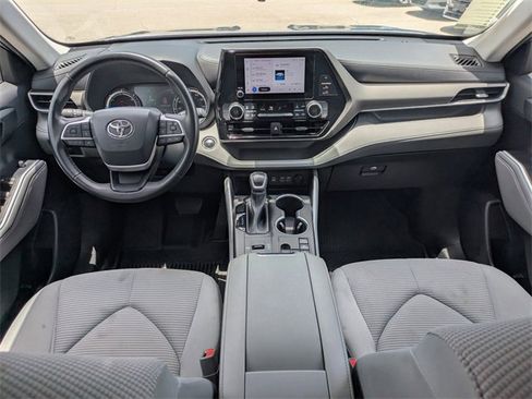 Used 2023 Toyota Highlander LE image 16