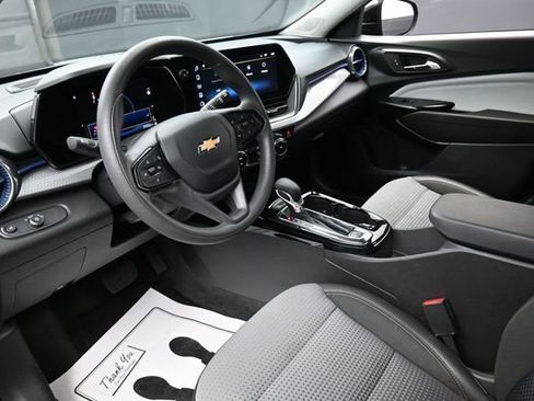 Used 2025 Chevrolet Trax LT FWD image 18