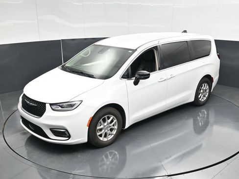 Used 2024 Chrysler Pacifica Touring-L FWD image 46