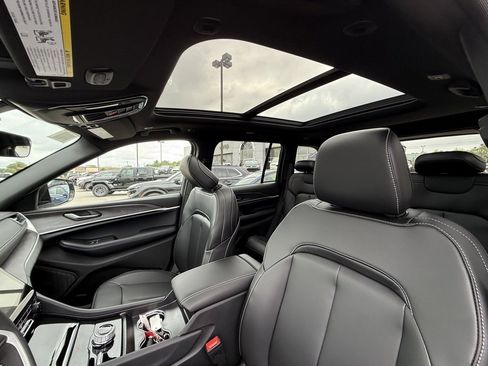 New 2025 Jeep Grand Cherokee Limited w/ Black Appearance Package image 12