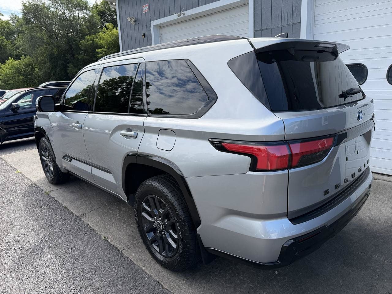 Used 2023 Toyota Sequoia Platinum AWD/4WD image 6