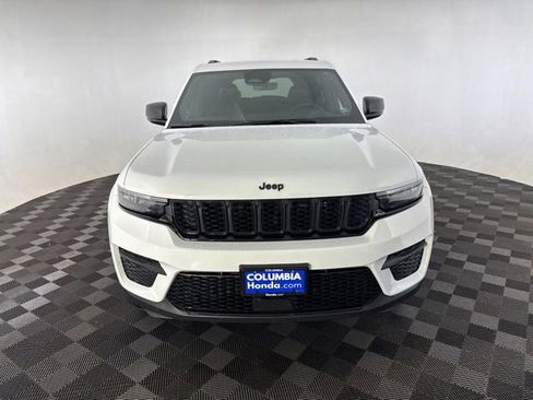 Used 2025 Jeep Grand Cherokee Altitude AWD/4WD image 2