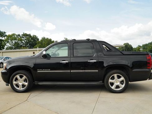 Used 2013 Chevrolet Avalanche LTZ RWD image 24