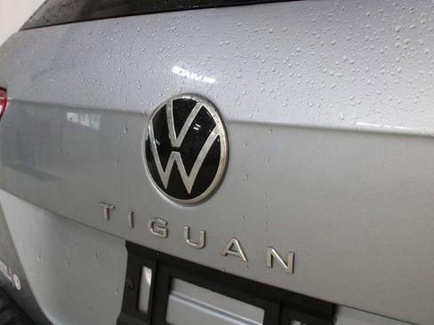 Certified 2023 Volkswagen Tiguan SE R-Line AWD/4WD image 32
