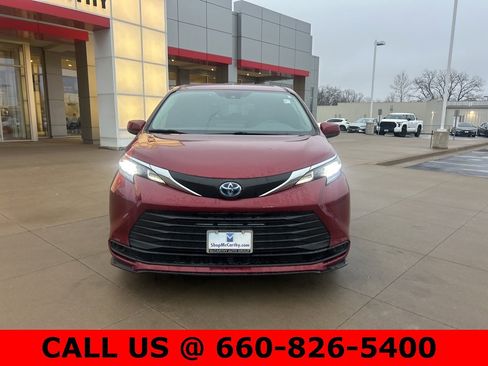 Certified 2025 Toyota Sienna LE image 2