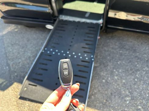Used 2023 Chrysler Pacifica Touring-L FWD image 39