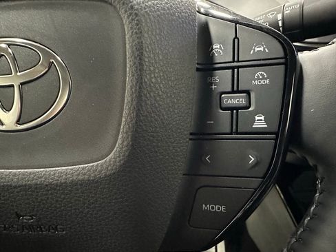 Used 2025 Toyota Prius XLE image 19