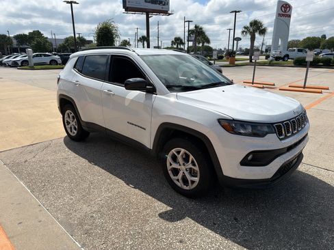 Used 2024 Jeep Compass Latitude AWD/4WD image 8