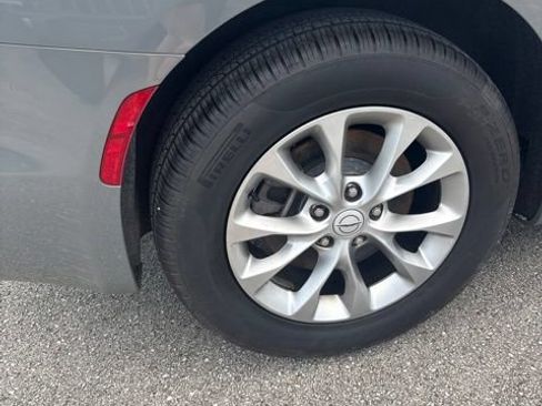 Used 2025 Chrysler Pacifica Select AWD/4WD image 29