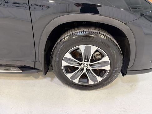 Used 2025 Toyota Highlander XLE image 31