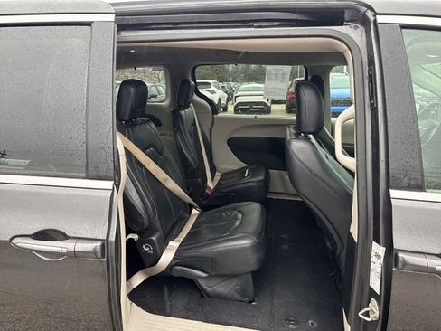 Used 2018 Chrysler Pacifica Touring-L image 12